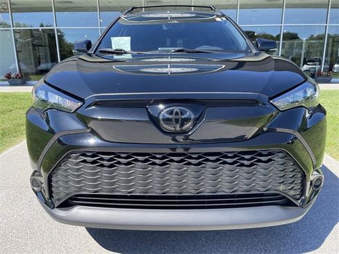 Used 2024 Toyota Corolla Cross SE image 3