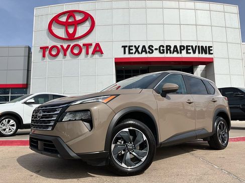 Used 2025 Nissan Rogue SV image 2