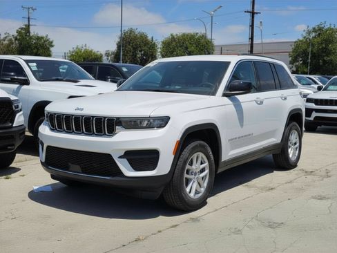New 2026 Jeep Grand Cherokee Laredo RWD image 3