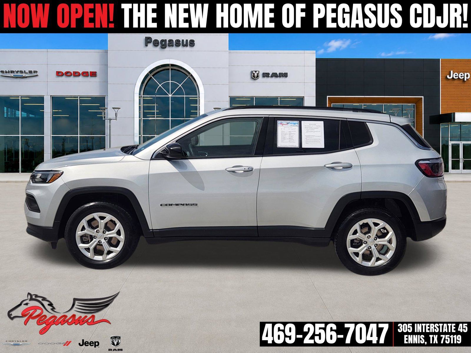 Used 2024 Jeep Compass Latitude AWD/4WD image 3