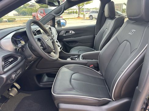 New 2026 Chrysler Pacifica Limited w/ Uconnect Theater Family Group image 62