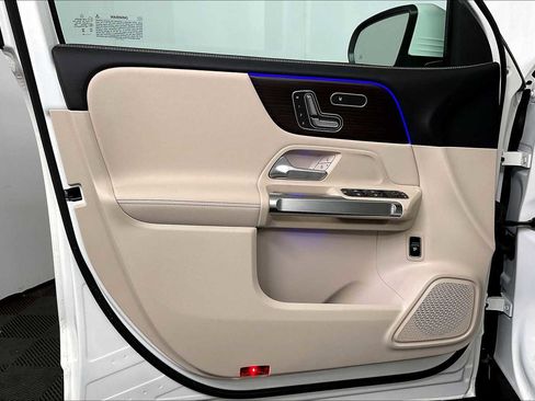 New 2025 Mercedes-Benz GLB 250 4MATIC image 12