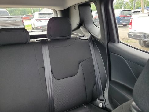 Used 2023 Jeep Renegade Latitude AWD/4WD image 17