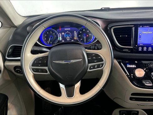 Used 2017 Chrysler Pacifica Limited w/ UConnect Theater Package FWD image 5
