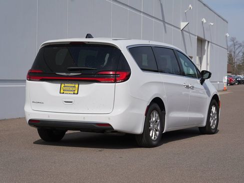 Used 2025 Chrysler Pacifica Select FWD image 3
