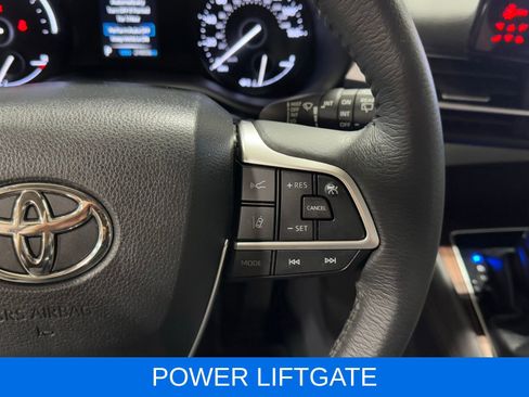 Used 2023 Toyota Sienna XLE FWD image 21