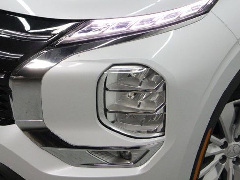 New 2026 Mitsubishi Outlander ES image 2