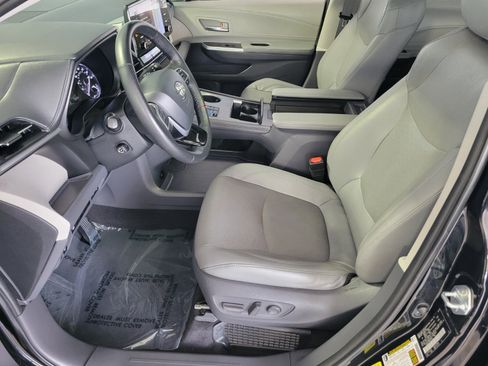 Used 2021 Toyota Sienna Limited FWD image 9