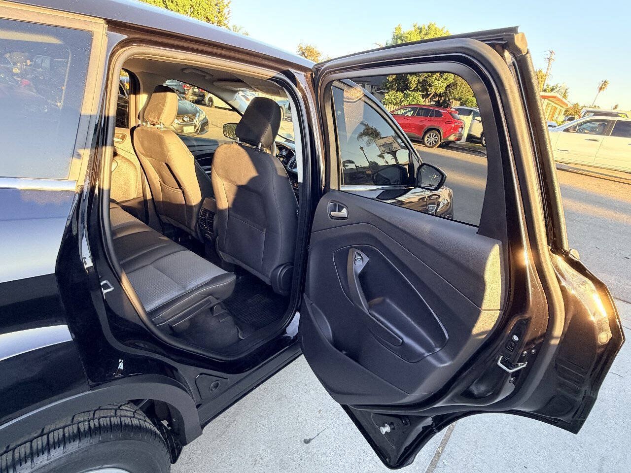 Used 2019 Ford Escape SE FWD image 16