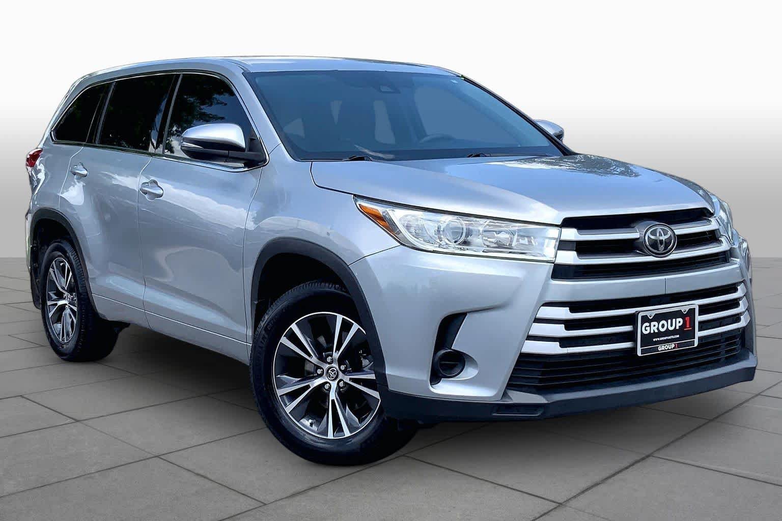 Used 2017 Toyota Highlander LE FWD image 3