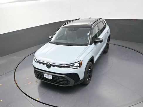 New 2026 Volkswagen Taos SE image 13