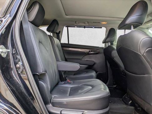 Used 2020 Toyota Highlander Platinum image 18