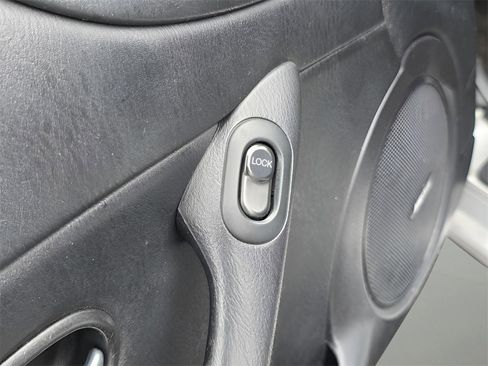 Used 2005 MAZDA MX-5 Miata LS image 16