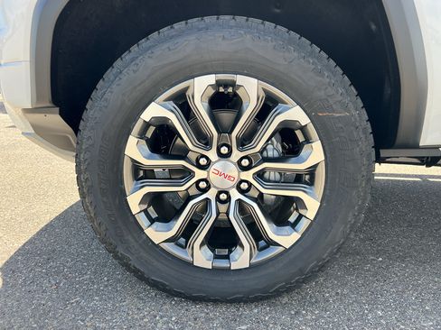 New 2026 GMC Canyon Denali w/ LPO, Black Badging Package AWD/4WD image 14