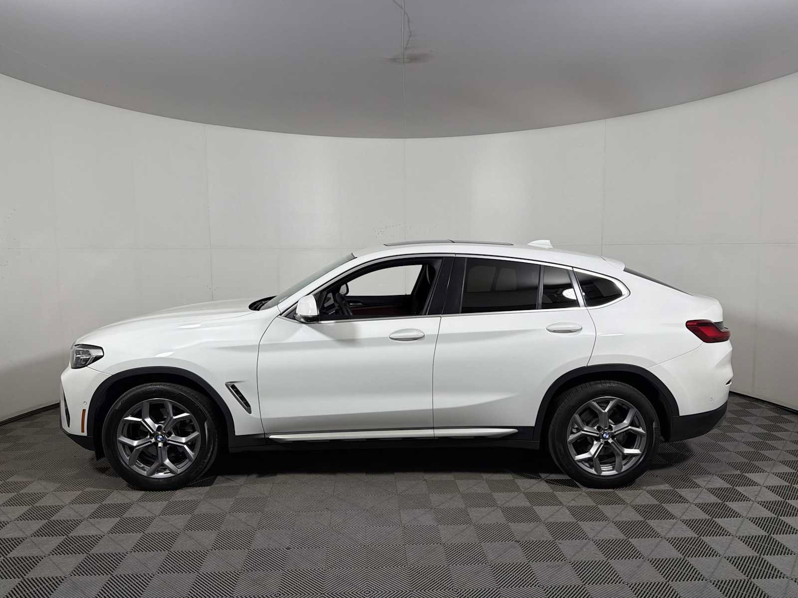 Used 2024 BMW X4 xDrive30i w/ Premium Package AWD/4WD image 4