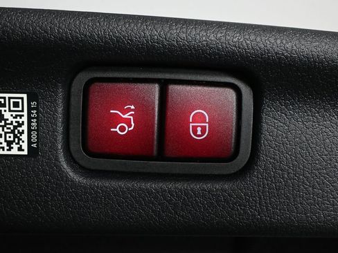 Used 2025 Mercedes-Benz C 300 Sedan image 29