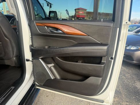 Used 2017 Cadillac Escalade ESV Luxury AWD/4WD image 22