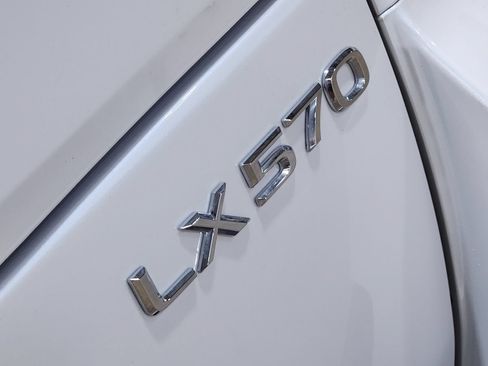 Used 2021 Lexus LX 570 4WD w/ Luxury Package image 25