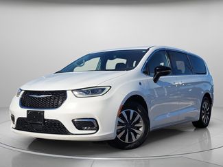 Used 2024 Chrysler Pacifica Select video 2