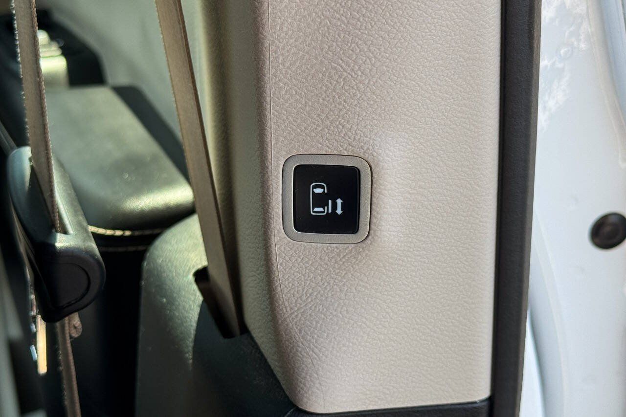 Used 2024 Chrysler Pacifica Limited FWD image 15