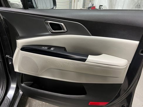 Used 2023 Kia Carnival LX image 10