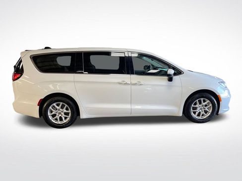 Used 2023 Chrysler Pacifica Touring-L FWD image 7