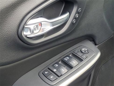 Used 2019 Jeep Cherokee Overland image 11