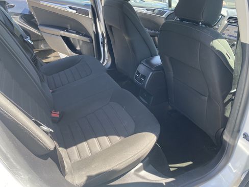 Used 2020 Ford Fusion SE FWD image 21