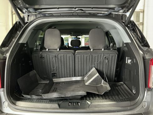 Used 2023 Ford Explorer XLT AWD/4WD image 25