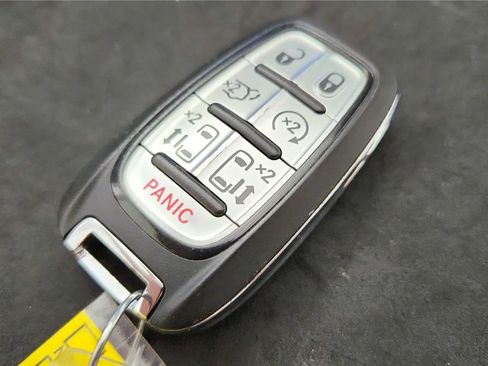Used 2023 Chrysler Pacifica Touring-L FWD image 21