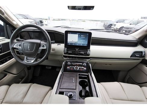 Used 2018 Lincoln Navigator Select w/ Technology Package RWD image 9