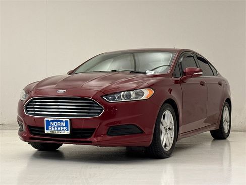 Used 2015 Ford Fusion SE image 2