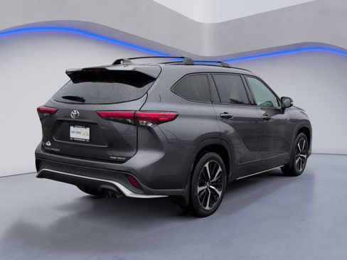 Used 2021 Toyota Highlander XSE image 11