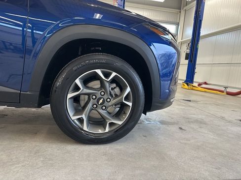Used 2024 Chevrolet Trax LT w/ Driver Confidence Package FWD image 28