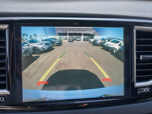 Used 2024 Chrysler Pacifica Touring-L image 22