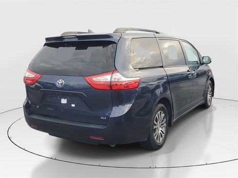 Used 2019 Toyota Sienna XLE image 7
