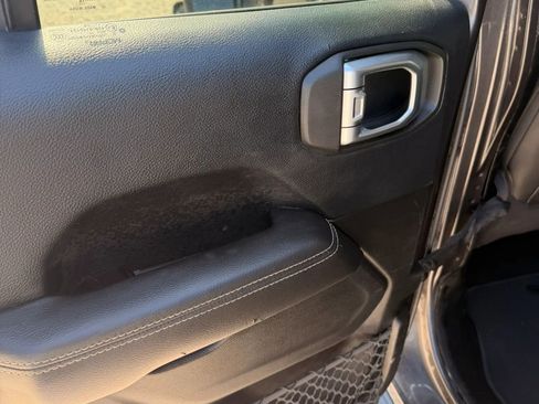 Used 2018 Jeep Wrangler Unlimited Sahara AWD/4WD image 14