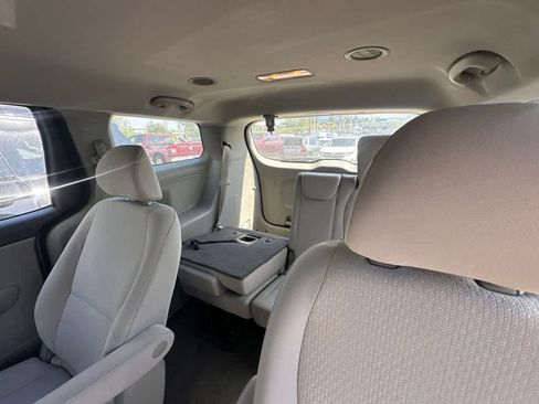 Used 2018 Kia Sedona L FWD image 10