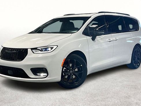 New 2026 Chrysler Pacifica Limited w/ S Appearance Package image 2