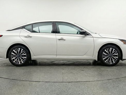 Used 2025 Nissan Altima 2.5 SV FWD image 11