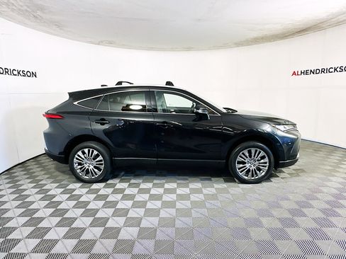 Used 2024 Toyota Venza XLE image 2