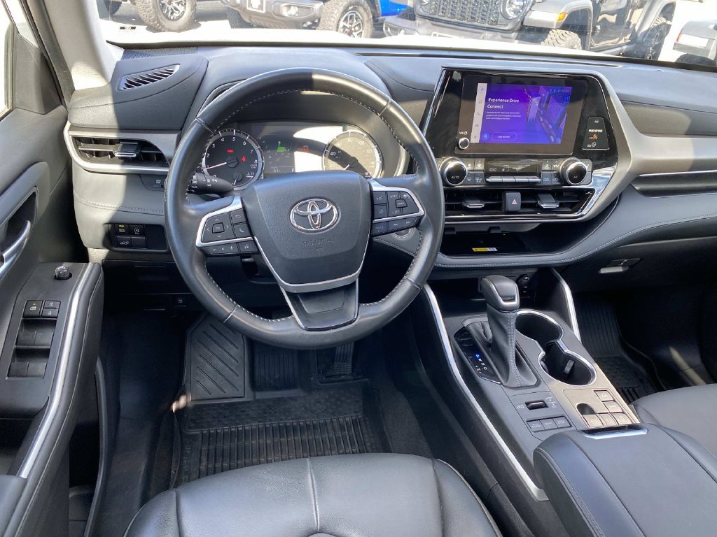 Used 2023 Toyota Highlander XLE AWD/4WD image 12