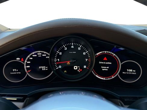 Used 2023 Porsche Cayenne Platinum Edition image 38