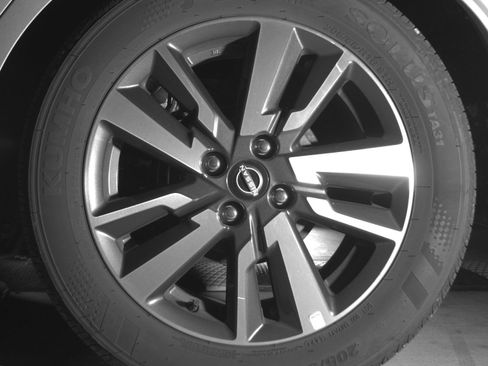 Used 2025 Nissan Versa SV FWD image 17