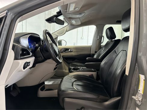 Used 2022 Chrysler Pacifica Touring-L FWD image 9