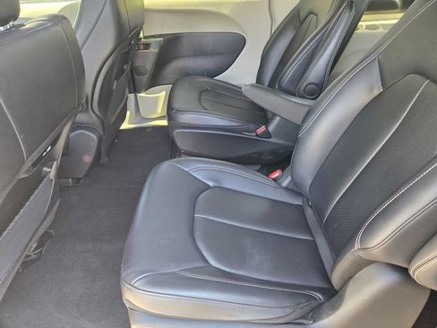 Used 2024 Chrysler Pacifica Limited FWD image 13