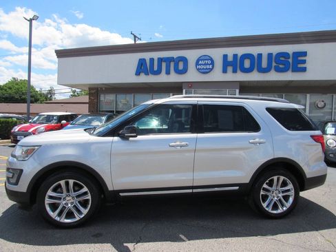 Used 2017 Ford Explorer XLT w/ Equipment Group 202A AWD/4WD image 11