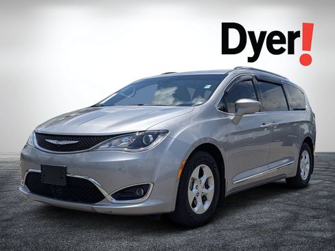 Used 2017 Chrysler Pacifica Touring-L Plus w/ Advanced Safetytec Group FWD image 8