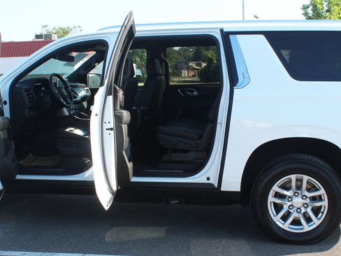 Used 2023 Chevrolet Suburban LT image 4