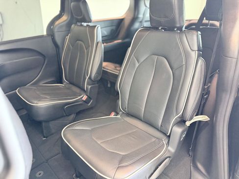 Used 2026 Chrysler Pacifica Limited FWD image 22